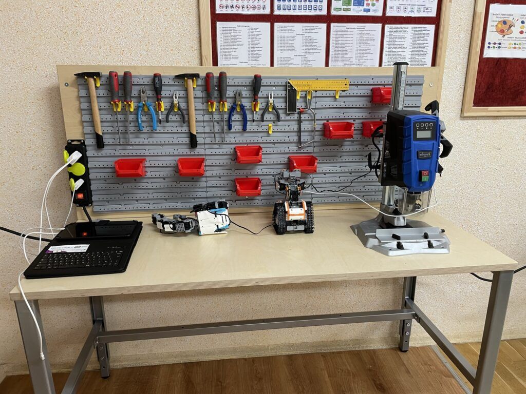 Laboratorium Przyszłości - Stoły warsztatowe