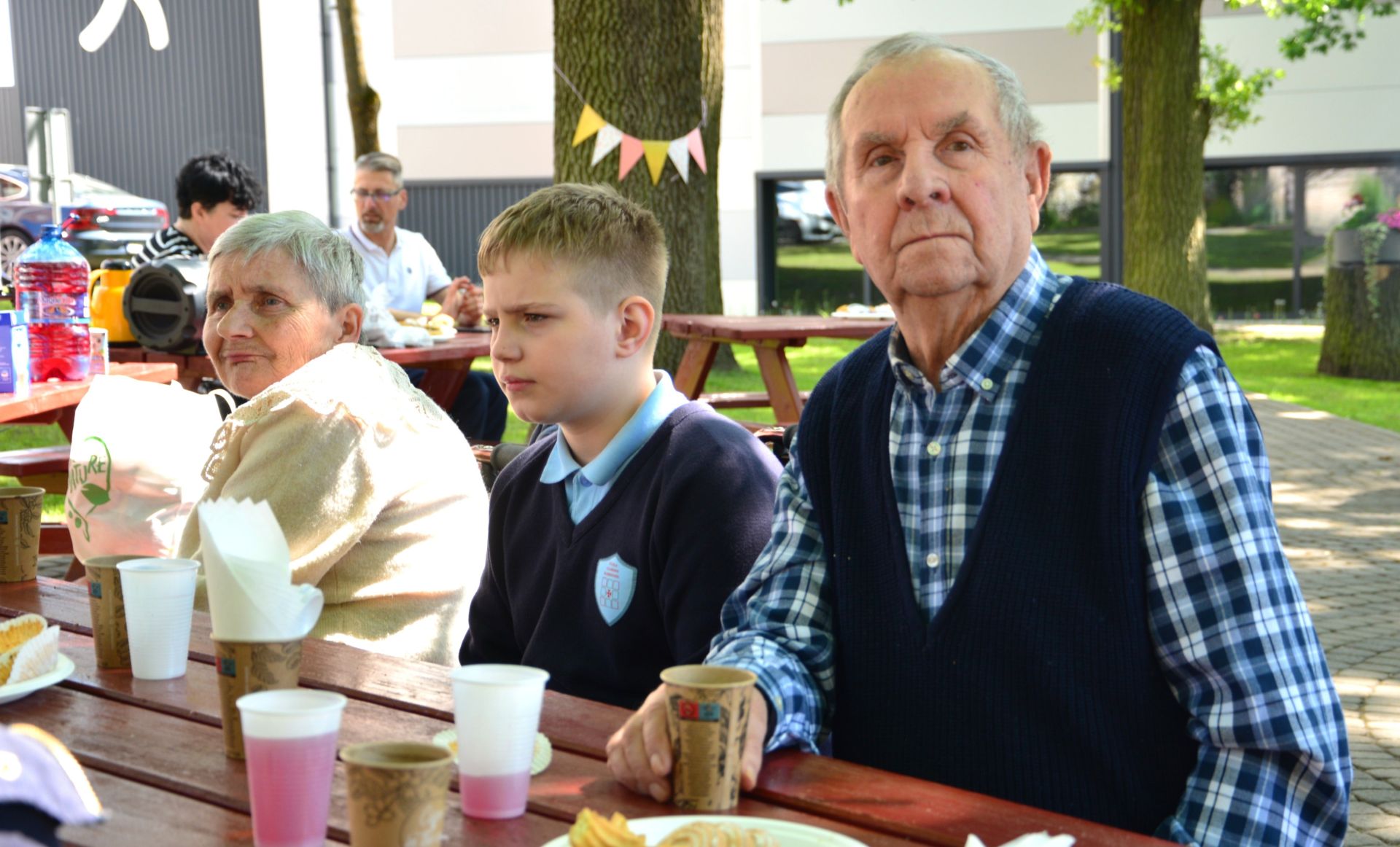 MIĘDZYPOKOLENIOWY PIKNIK W SZKOLNYM OGRODZIE